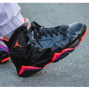 Women’s Air Jordan 7 Retro (size: 11/ 9.5Y)